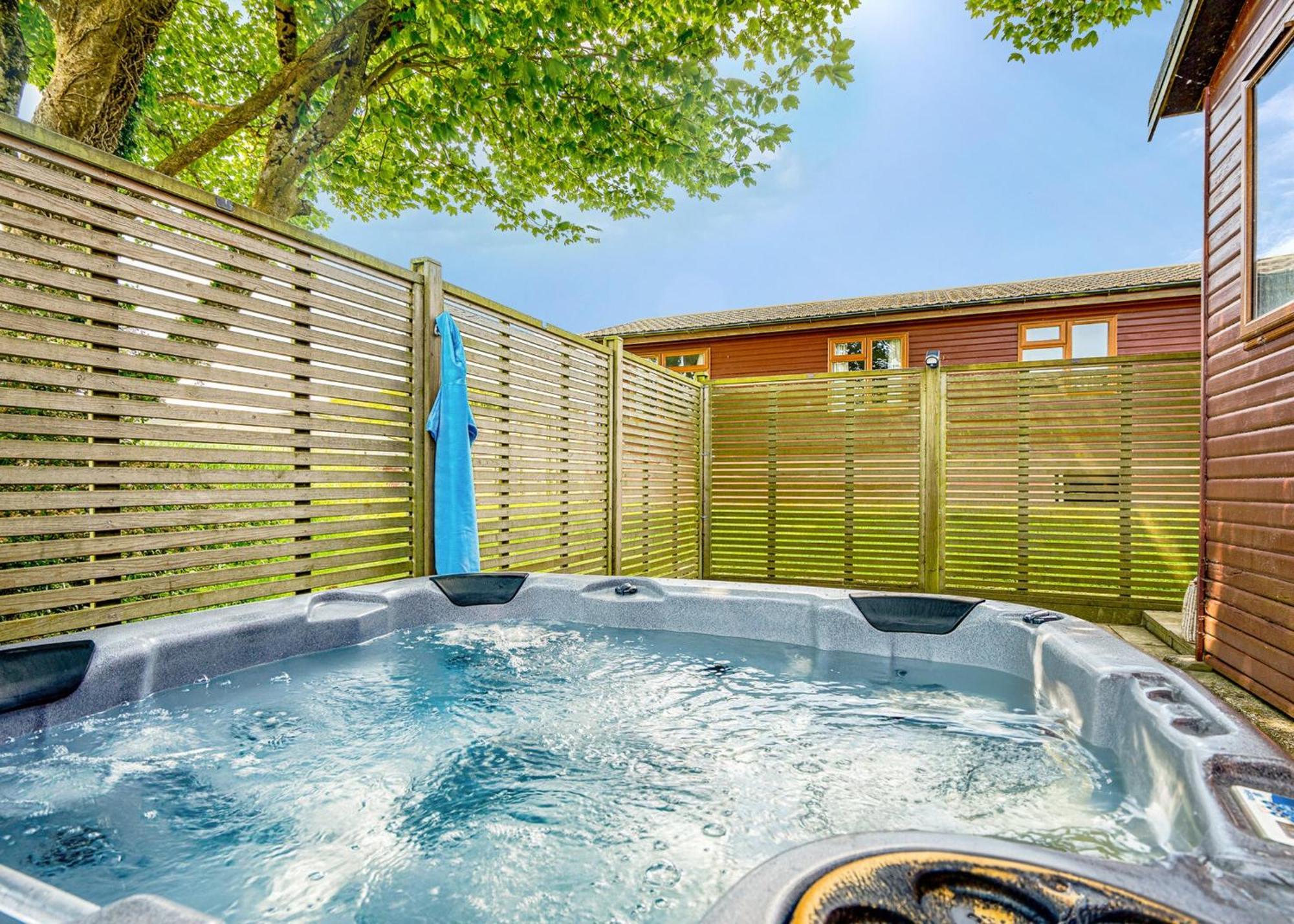 Meadow Lakes Holiday Park เซนต์ออสเทลล์ ภายนอก รูปภาพ